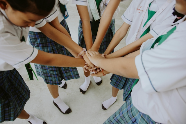 girls wearing school uniforms, 